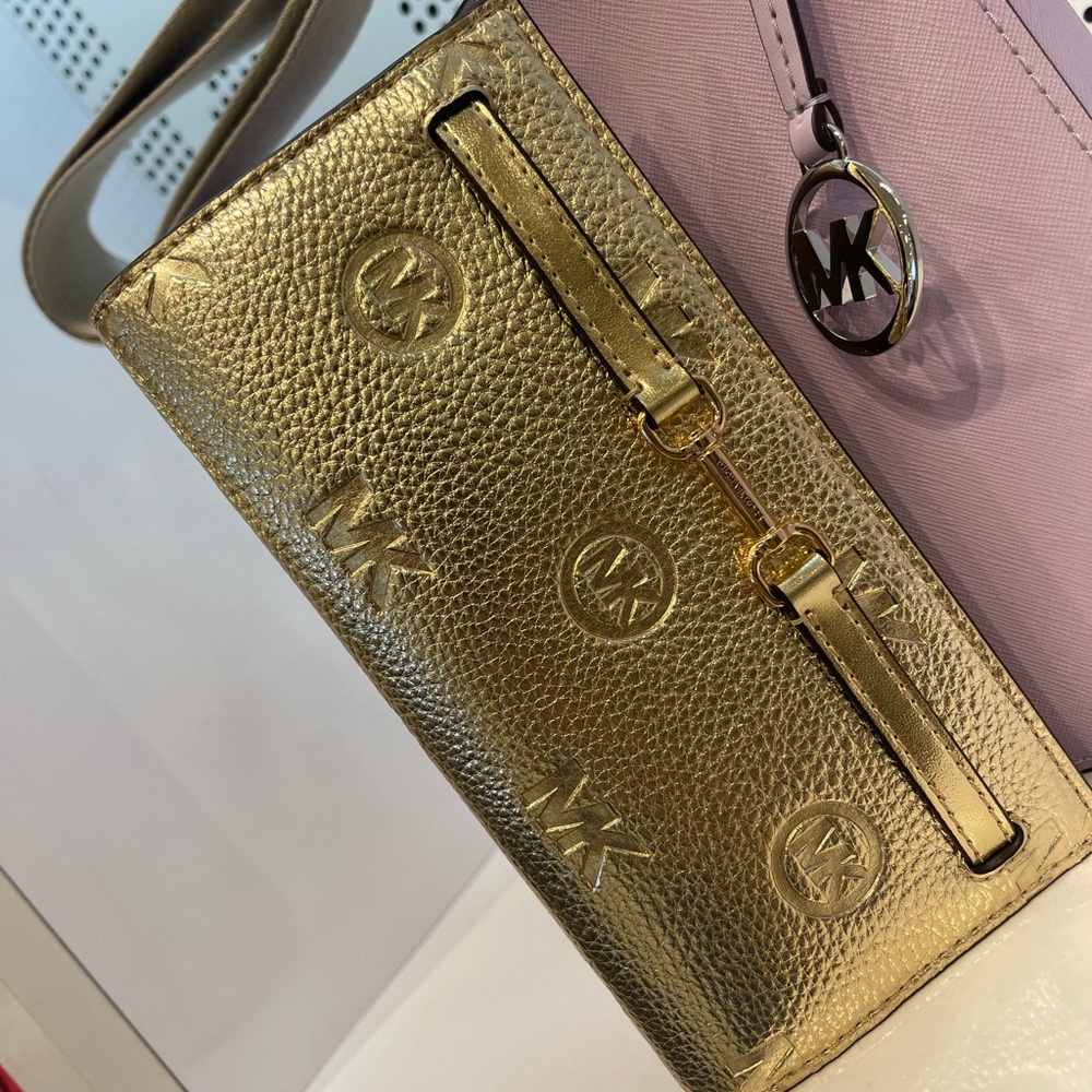 MICHAEL KORS Carson Lg Metallic Logo Debossed Snap Bifold Wallet
Pale Gold 
NWT